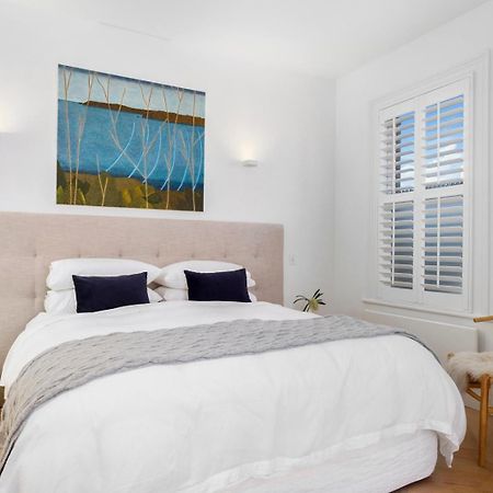 Sullivans Cove Apartments Hobart Extérieur photo Plantation shutters in a bedroom
