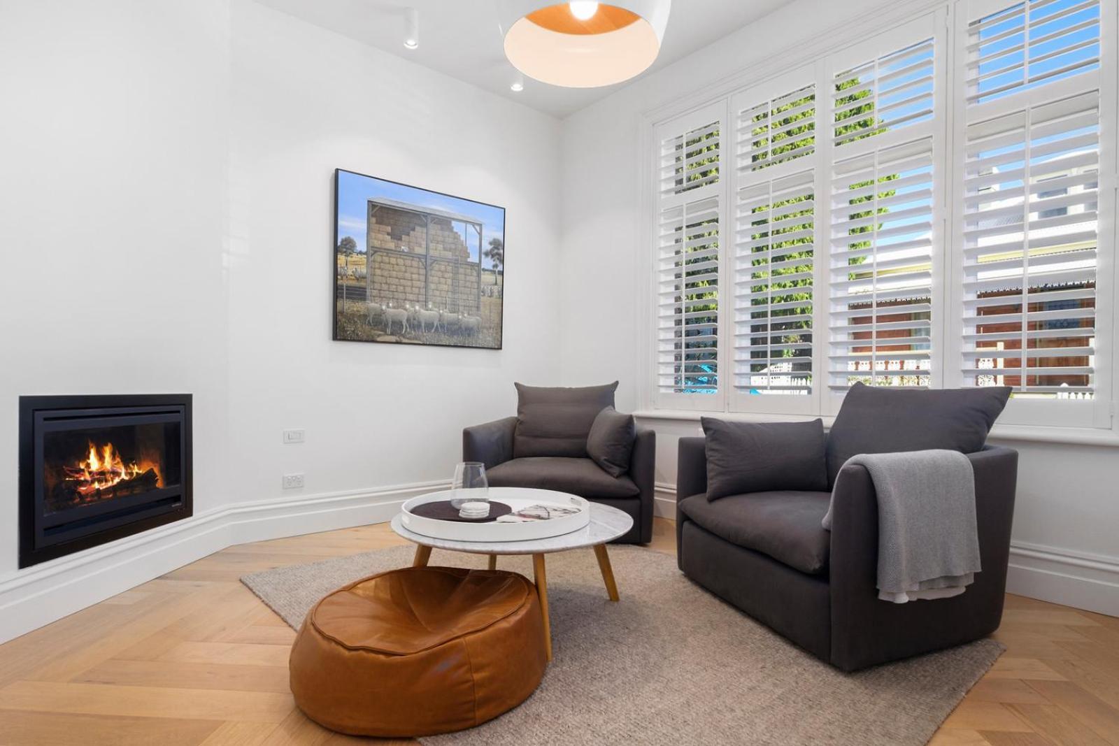 Sullivans Cove Apartments Hobart Extérieur photo A living room with a fireplace