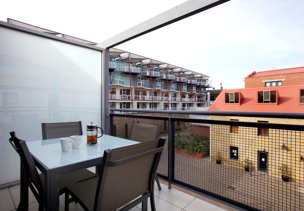 Sullivans Cove Apartments Hobart Extérieur photo A balcony with a retractable awning