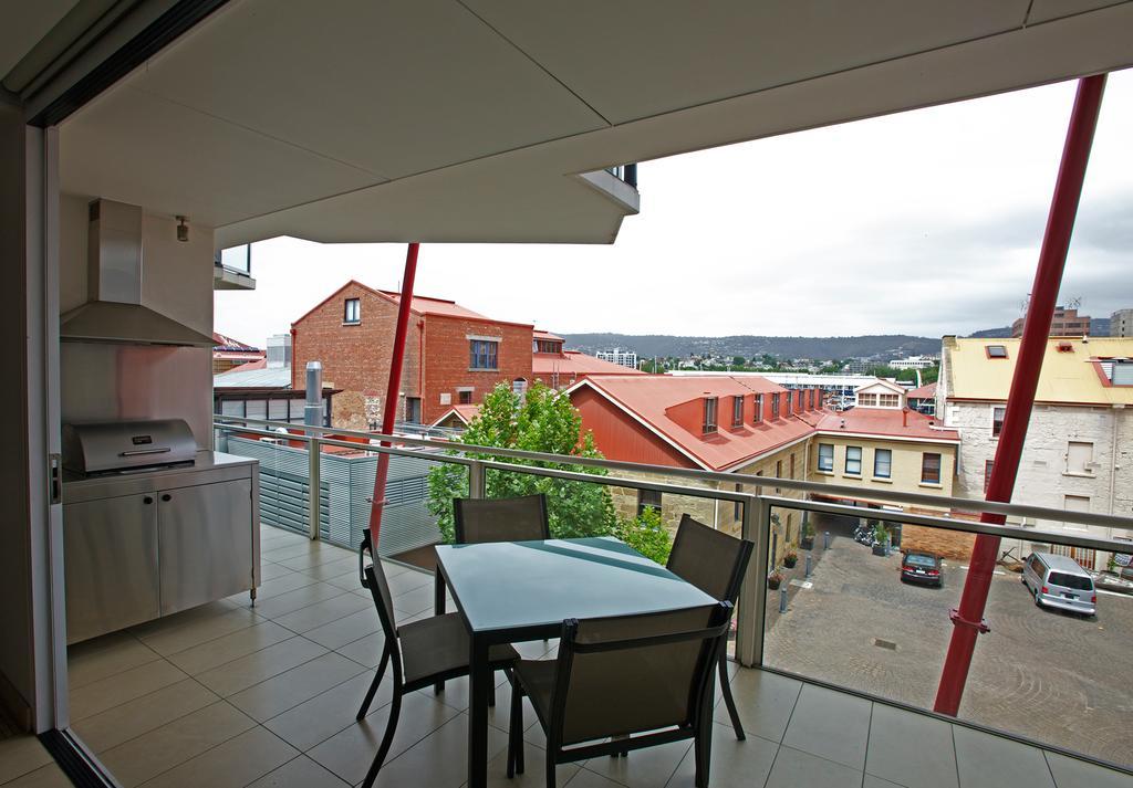 Sullivans Cove Apartments Hobart Extérieur photo A balcony in a modern apartment