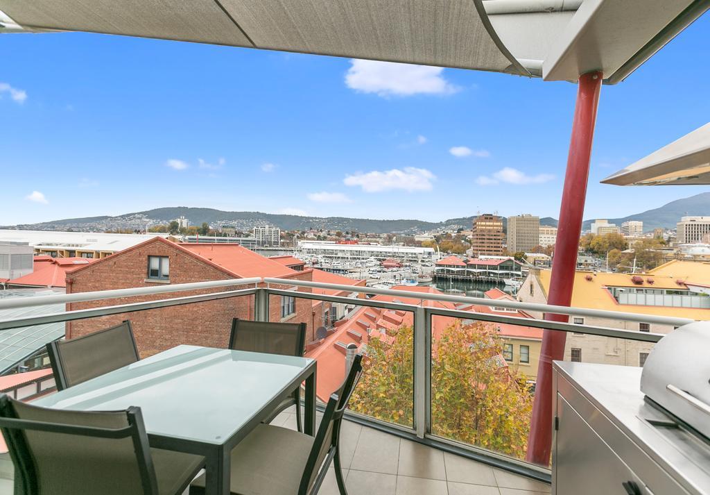 Sullivans Cove Apartments Hobart Extérieur photo View from the balcony of a two-bedroom apartment