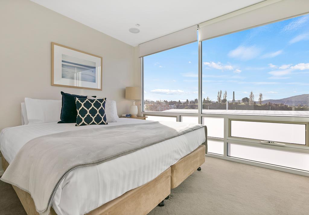 Sullivans Cove Apartments Hobart Extérieur photo A bedroom in a serviced apartment in Canberra, Australia