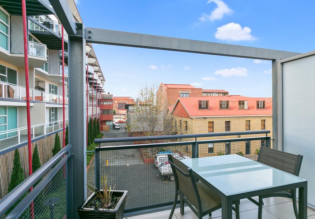 Sullivans Cove Apartments Hobart Extérieur photo A balcony