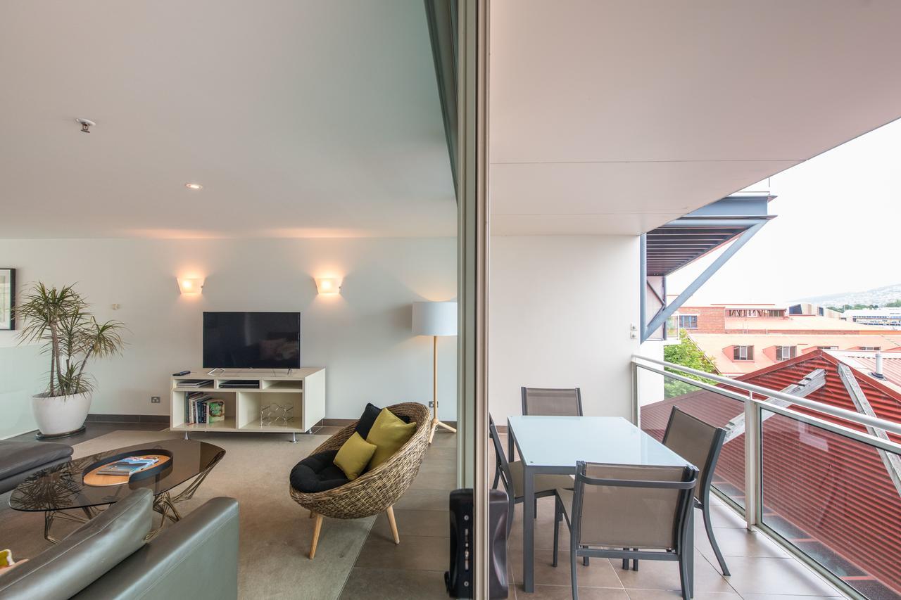 Sullivans Cove Apartments Hobart Extérieur photo A balcony in a modern apartment